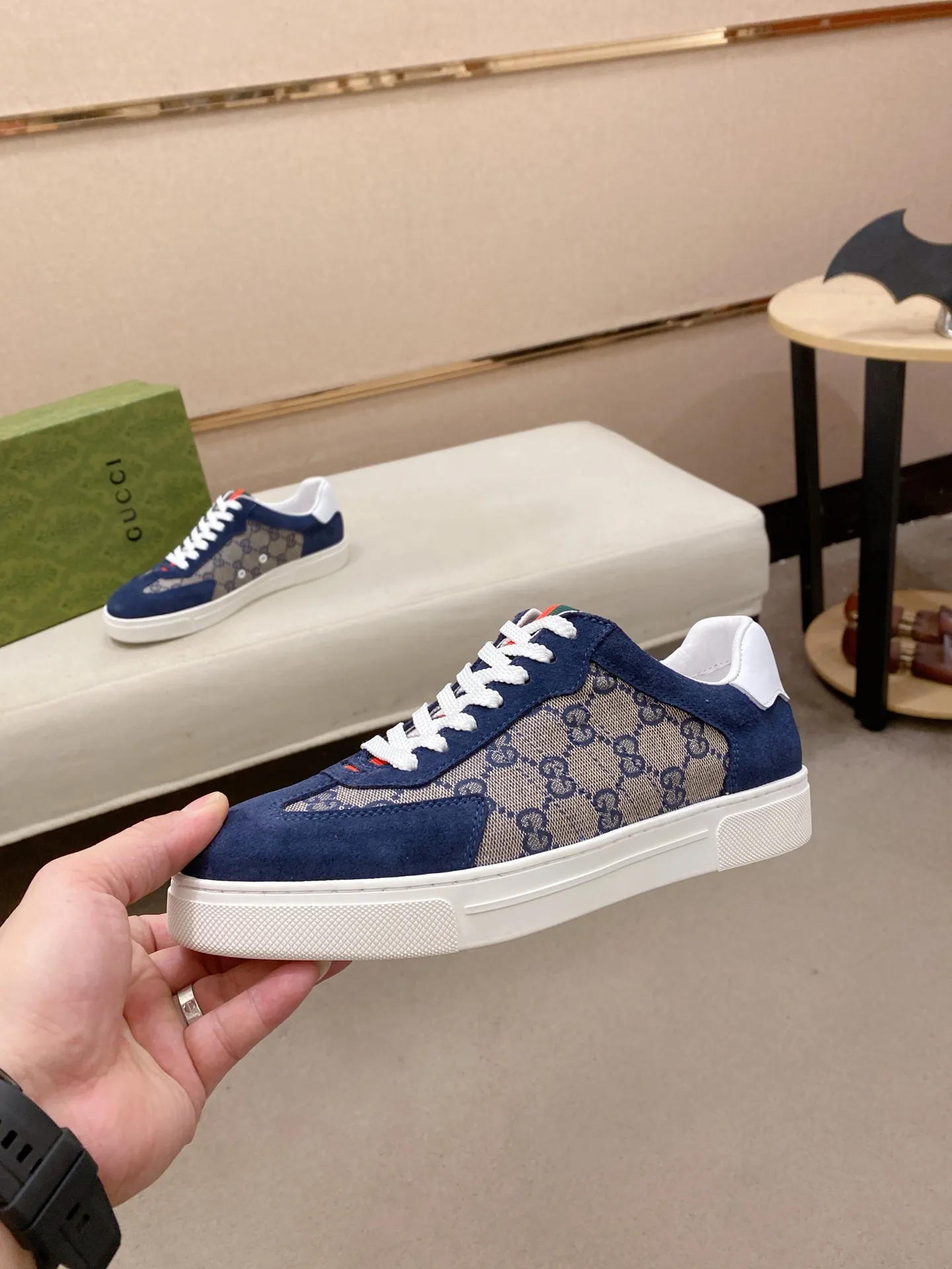 Factory price: 440💰 (GUCCI) The latest model from the official website 🎁🎁Casual and fashionable men's shoes👟, hot style 💥The version is simple and elegant, exclusive for trendy men. Unique official website latest brand elements 👑Gucci original decoration, fashionable and generous, the fabric is original cowhide ✅sheepskin lining, the official website specifies wear-resistant casual outsole, the classic model is taken in kind at the counter🎬38-44 (45 is not returned or exchanged)